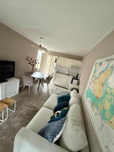 sala de estar con sofá y mapa en la pared en Bed & Bloom, en Barneveld