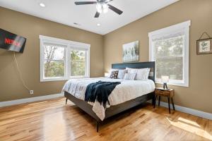 En eller flere senge i et værelse på Mountain Views, HotTub, Minutes to Downtown!