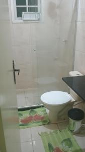 a bathroom with a toilet and a glass shower at Apartamento para até 8 pessoas em Conservatória in Conservatória