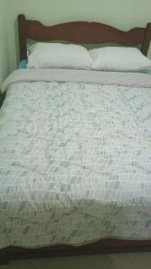 a large bed with white sheets and pillows at Apartamento para até 8 pessoas em Conservatória in Conservatória