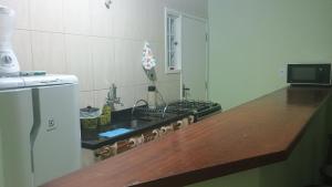 a kitchen with a sink and a counter top at Apartamento para até 8 pessoas em Conservatória in Conservatória
