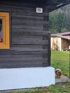 Bygningen som feriehuset ligger i + 2 billeder