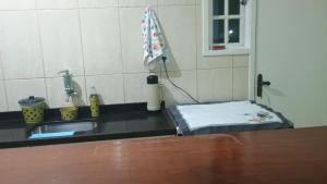 a kitchen counter with a sink and a window at Apartamento para até 8 pessoas em Conservatória in Conservatória +4 photos