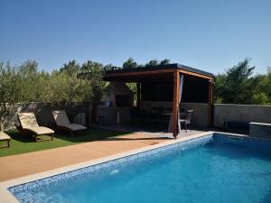 Πισίνα στο ή κοντά στο Villa Lela - Heated Pool, Sauna, BBQ, Activities