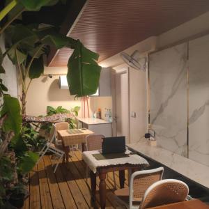 Royal Village في دانجيثي: غرفة بها كراسي وطاولة عليها جهاز كمبيوتر محمول