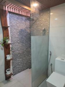 Royal Village في دانجيثي: دش مع باب زجاجي في الحمام