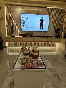 Royal Village في دانجيثي: عرض الطعام على طاولة أمام التلفزيون