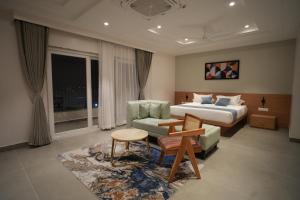 ein Hotelzimmer mit einem Bett und einer Couch in der Unterkunft Kolas Grand - Hotel and Convention Center in Warangal