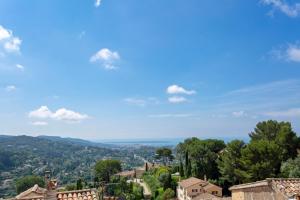 Mougins Luxury Retreats في موجان: اطلاله على مدينه فيها اشجار ومباني