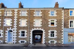 Buccleuch Bliss في هاويك: مبنى من الطوب كبير مع مدخل قوس