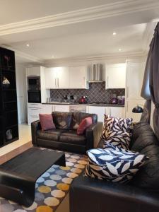 Η κουζίνα ή μικρή κουζίνα στο Etikette Homes