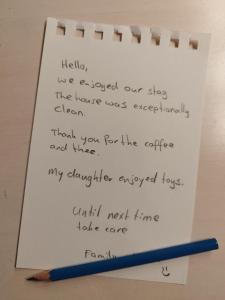 CASA Apartment I Nähe Freizeitpark I Brühl I Köln I Bonn في بروهل: ورقة عليها قلم رصاص على لوحة كتابة