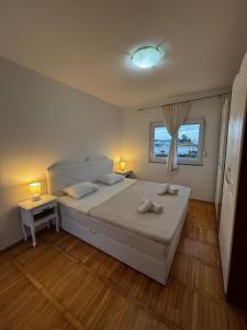 Giường trong phòng chung tại Apartman Sukošan Elvis