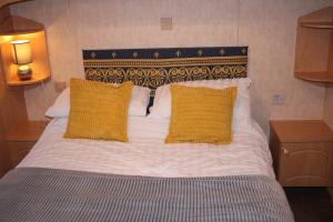 Кровать или кровати в номере Annandale skegness