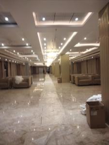 Sawarthia Sewa Sadan shahnewajpur manjha ayodhya في Jāmb: غرفة كبيرة فارغة بها أرائك في مبنى