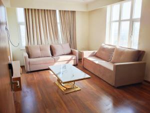 Sawarthia Sewa Sadan shahnewajpur manjha ayodhya في Jāmb: غرفة معيشة مع أريكتين وطاولة قهوة