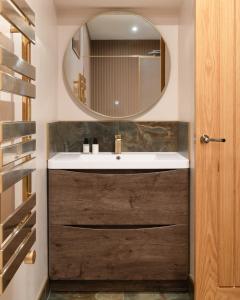 Luxury Suite with Jacuzzi Bath for Two في Isle of Wight: حمام مزود بحوض ومِرآة