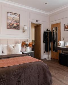 Luxury Suite with Jacuzzi Bath for Two في Isle of Wight: غرفة نوم بسرير وغرفة ملابس