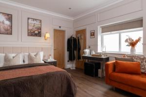 Luxury Suite with Jacuzzi Bath for Two في Isle of Wight: غرفة نوم بسرير وكرسي ومغسلة