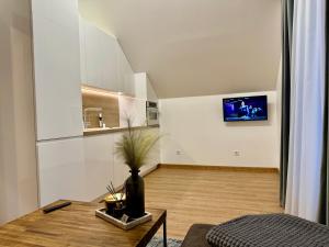 Una televisión o centro de entretenimiento en Centro apartamentai