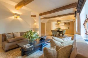 Mougins Luxury Retreats في موجان: غرفة معيشة مع أريكة وطاولة