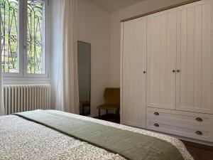 Un dormitorio con una cama y una cómoda y una ventana. en Lake Como - Casa Mafy, en Bellano
