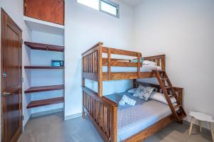 una litera en una habitación con una litera en una habitación en Casa Alegria, en Jacó 24 fotos más