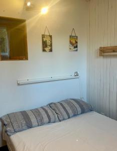 ein Schlafzimmer mit einem weißen Bett mit einem Bettgitter an der Wand in der Unterkunft Panoramic Mountain View Apt, 65m2 with Parking, 6 guests in Les Deux Alpes