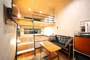 sala de estar con sofá y mesa en una habitación en Fuji Time Traveler BBQが楽しめる 河口湖湖畔すぐそば 6名宿泊可のトレーラーハウス, en Azagawa