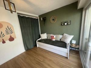 Ένα ή περισσότερα κρεβάτια σε δωμάτιο στο L'Emeraude, les pieds dans l'eau