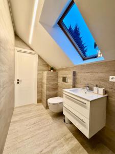 Un baño de Centro apartamentai 28 fotos más