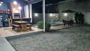 Casa de maria في بوا فيستا: فناء مع طاولة وكراسي ومظلة