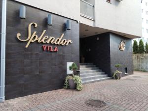 a building with a sign for a hotel at Apartman Besu in Vrnjačka Banja