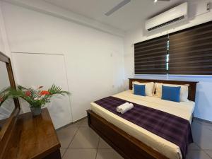 Un dormitorio con una cama grande con almohadas azules. en Villa DEE DEE & Wellness, en Galle 45 fotos más
