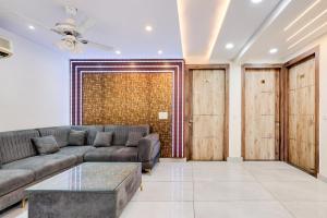 una sala de estar con un sofá y una mesa en Hotel O Shalimar, en Ghaziabad