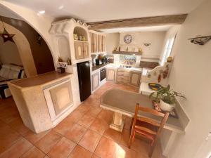 Η κουζίνα ή μικρή κουζίνα στο Villa Nans