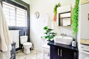 Peaceful luxurious fully-equipped home في سنتوريون: حمام مع مرحاض أبيض ومغسلة +20 صورة