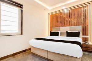 Un dormitorio con una cama grande y una ventana. en Hotel O Shalimar, en Ghaziabad