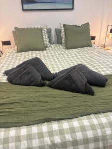 Ένα ή περισσότερα κρεβάτια σε δωμάτιο στο LovelyRoomsVic