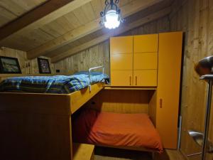een slaapkamer met een stapelbed en een bed eronder bij Ciapin House in Buglio in Monte