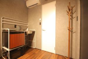 Habitación pequeña con litera y puerta en Fuji Time Traveler BBQが楽しめる 河口湖湖畔すぐそば 6名宿泊可のトレーラーハウス, en Azagawa 29 fotos más