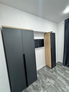 an empty room with two refrigerators and a wall at Apartament ultra-central in Edineţ +1 photo
