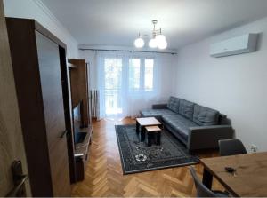 a living room with a couch and a table at Apartament do wynajęcia in Jarosław