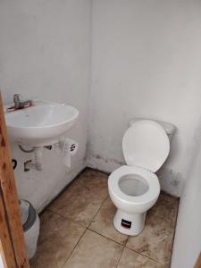 un baño con inodoro y lavabo en Coney Camping, en Ambato