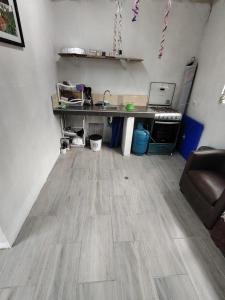 Una habitación con cocina con suelo de madera. en Coney Camping, en Ambato