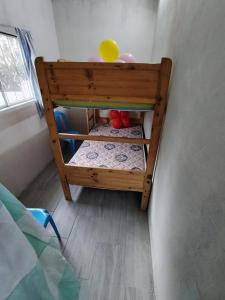 Litera pequeña en una esquina de habitación en Coney Camping, en Ambato