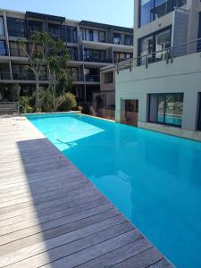 Cape Town CBD Pool Near CTICC Parliament Waterfront في كيب تاون: مسبح ازرق كبير بجانب مبنى