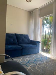 モンテシアンにあるCasa Starの窓のあるリビングルームの青いソファ