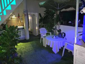 a room with a table and chairs in a room at Fehivilla Residence in Dhangethi