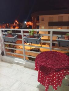 Appartement familial à 100 m de la mer في الحرحورة: سور أبيض مع طاولة على شرفة